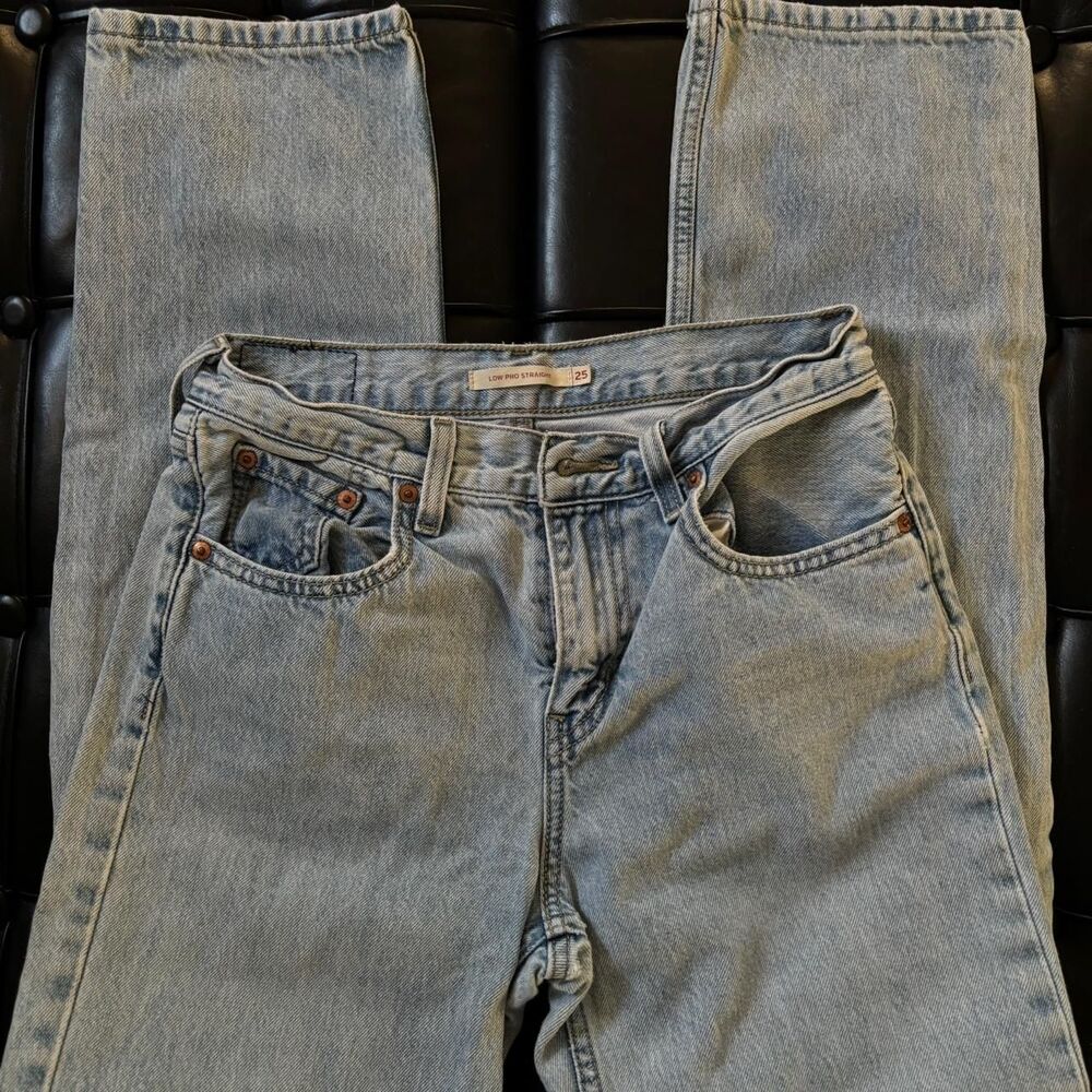 Levi's size 25 LOW PRO STRAIGHT